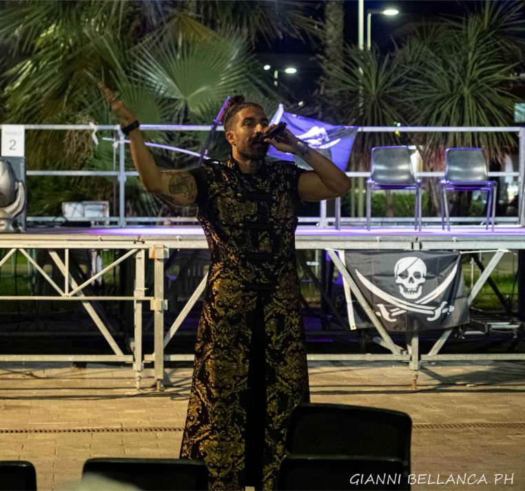 Simone Alessio in arte Garibaldi sul palco del West Coast Festival